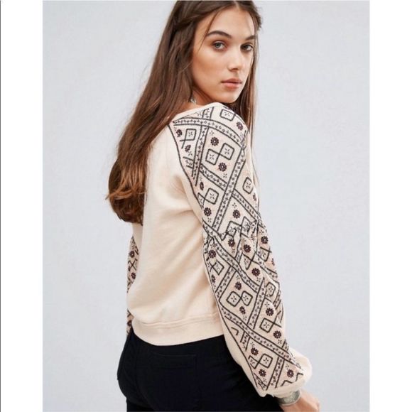 FREE PEOPLE Senorita Embroidered Puff Sleeve
V-Neck Sweatshirt NWOT Size Medium - Picture 6 of 10